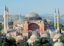 Одной из самых главных достопримечательностей Стамбула является музей Айа София, который более известен как собор святой Софии, которым он был во времена Византийской империи.