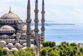 Город с многовековой историей, неоднократно претерпевавший как внешние, так и внутренние изменения, приковывает внимание не только историков, но и туристов со всего мира. Речь идёт о Стамбуле, соединившем в себе Европу и Азию.