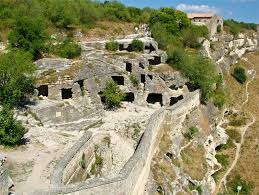Из достопримечательностей Крыма особо отличается пещерный город Чуфут-Кале.
