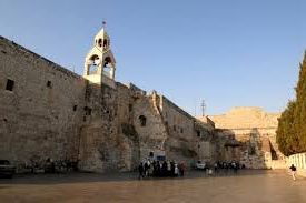 Вифлеем располагается на древнейшем пути из Иерусалима в Хеврон. Сегодня по этой дороге можно проехать, лишь преодолев израильский контрольно-пропускной пункт, узкую щель в стене, высотой восемь метров, окружающей город с 2003 года.