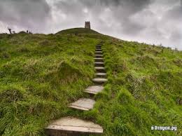 Об одном из самых таинственных мест Англии, которое с древних времен окружено множеством легенд, а именно - холме святого Михаила читайте в нашей статье.