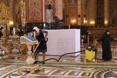 чистота в храме, пылесосы, чистка полов в православном храме